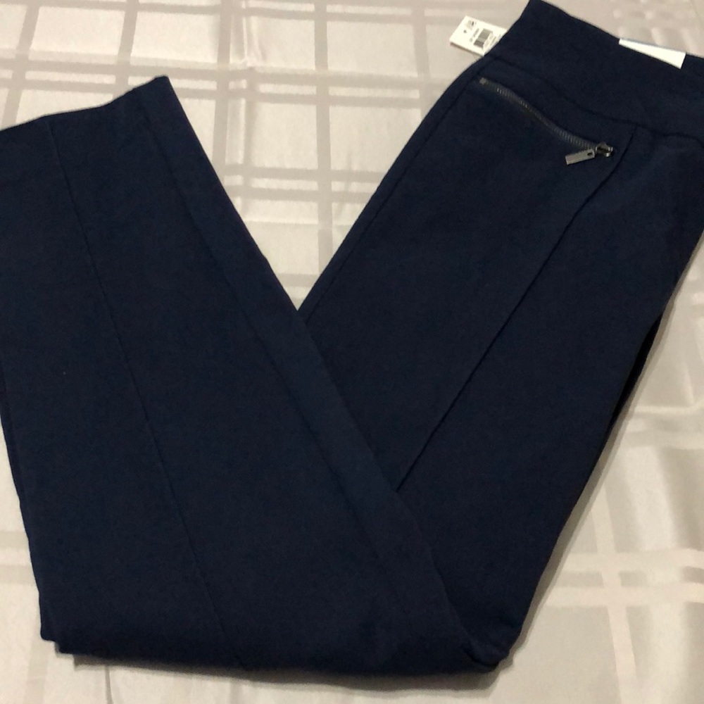 Stylish Skinny Leg Pants (NWT)